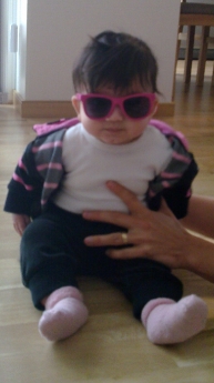 Sitter och chillar i nya solglasögon!