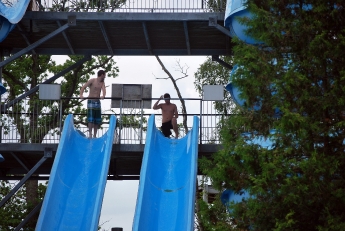 Pappa och henrik åker rutschkana.