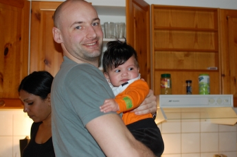 I famnen hos mattias och sandra i bakgrunden.