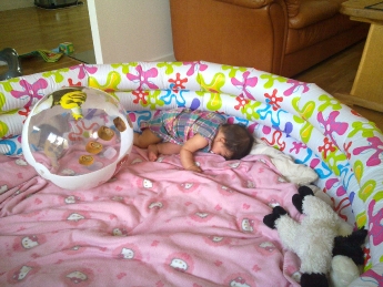 Man blir trött av att leka med bollen i poolen.