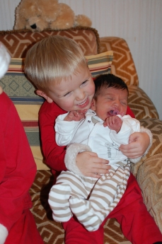 I famnen hos minsta kusinen.